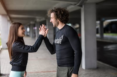 amigos chocando camiseta negra herbalife